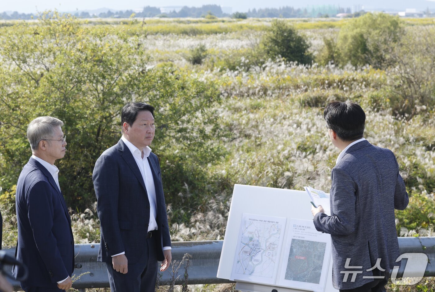 본문 이미지 - 최태원 SK 그룹 회장과 민형배 전남광주통합특별시장이 9일 광주 군공항 탄약고 이전 예정지를 찾아 호남권 반도체 산단 조성 예정 부지를 살펴보고 있다. 2026.10.9 ⓒ 뉴스1 김태성 기자
