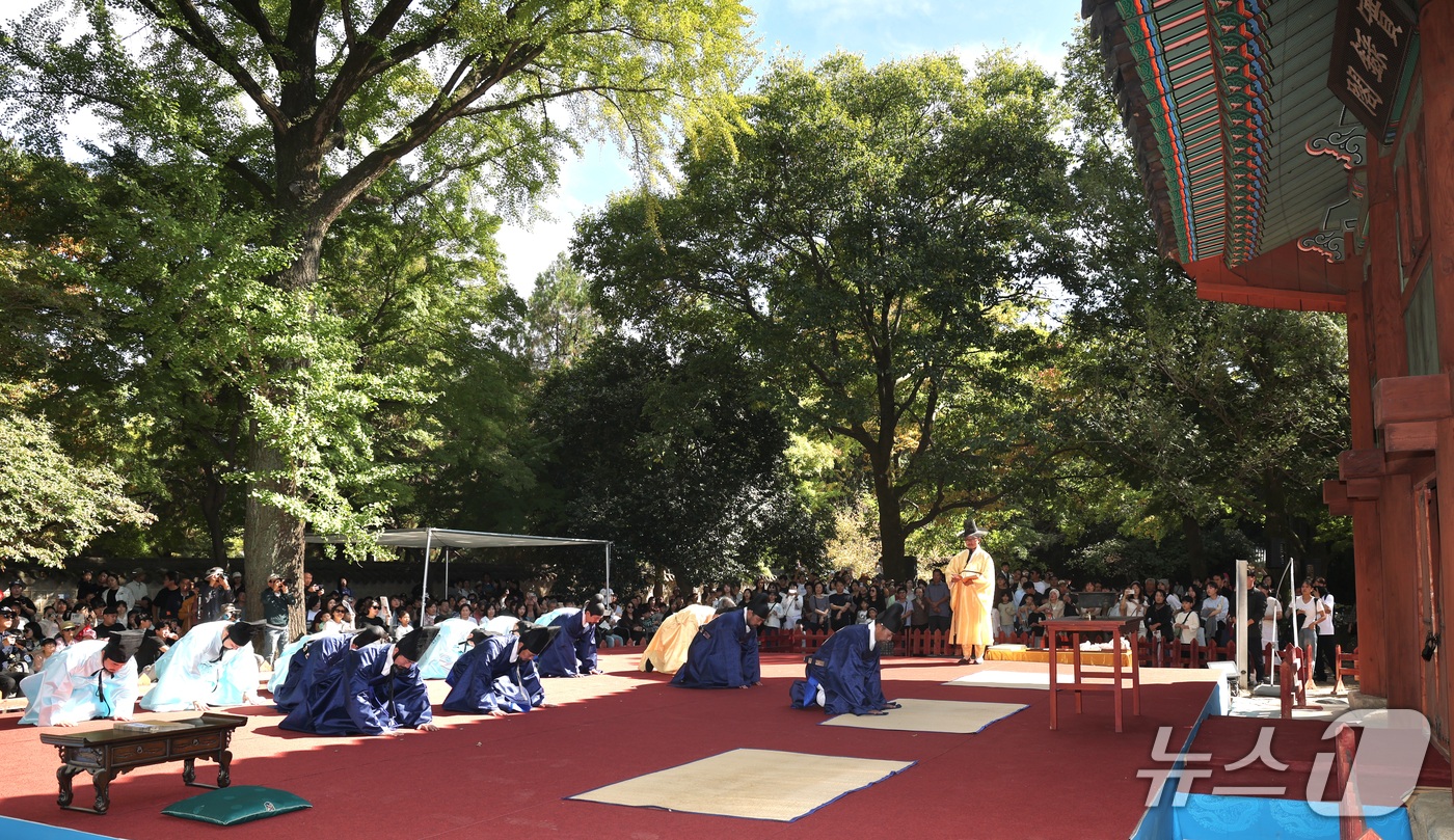 (전주=뉴스1) 유경석 기자 = 9일 전북 전주시 경기전에서 조선왕조실록 포쇄 재현행사가 펼쳐지고 있다. 포쇄는 충해를 막을 수 있도록 습기가 밴 책을 말리는 것을 말한다. 202 …