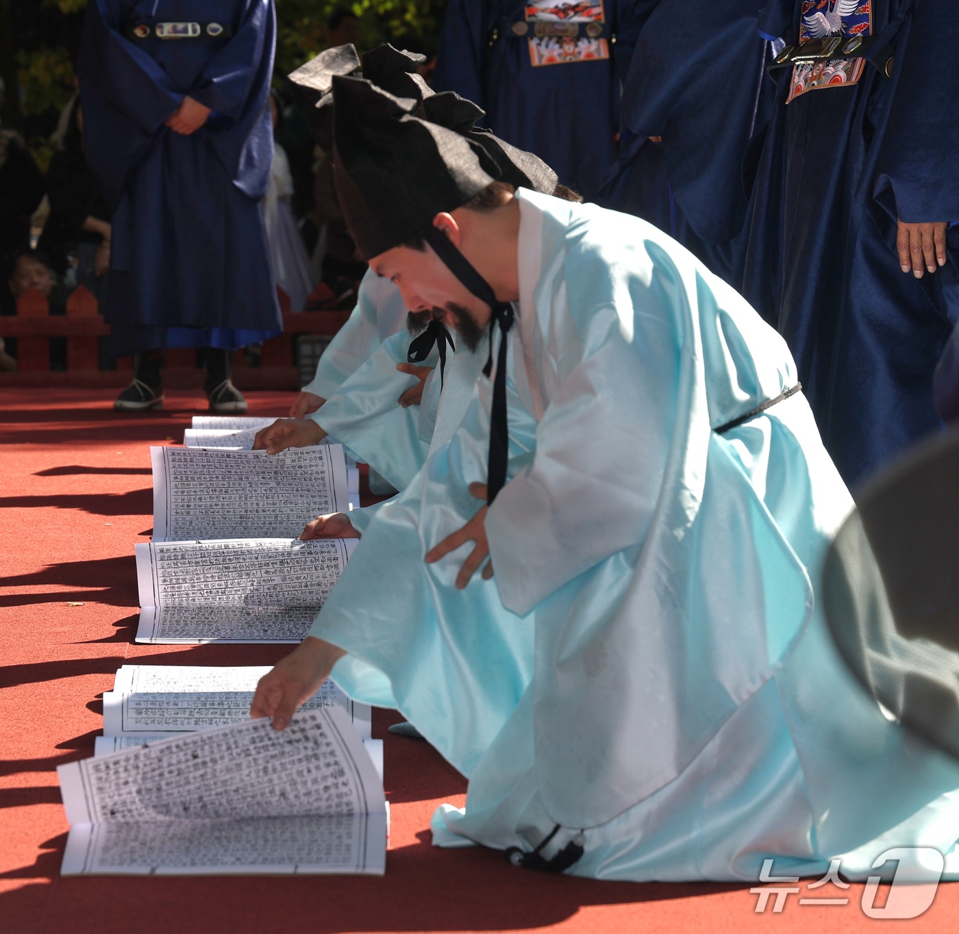(전주=뉴스1) 유경석 기자 = 9일 전북 전주시 경기전에서 조선왕조실록 포쇄 재현행사가 펼쳐지고 있다. 포쇄는 충해를 막을 수 있도록 습기가 밴 책을 말리는 것을 말한다. 202 …