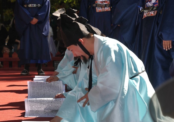 \'조선왕조실록\' 햇빛과 바람에 말리는 포쇄 재현