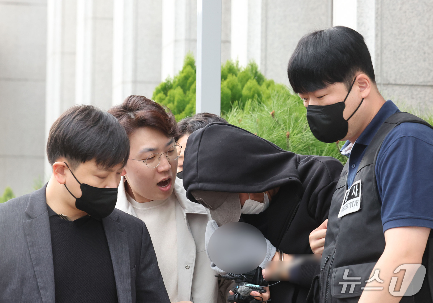 (광주=뉴스1) 박지현 기자 = 9일 오후 광주지방법원에서 전남광주 나주의 한 단독주택에 침입해 60대 부부를 살해하고 금품을 빼앗은 혐의 받는 50대 남성 A 씨가 구속 전 피의 …
