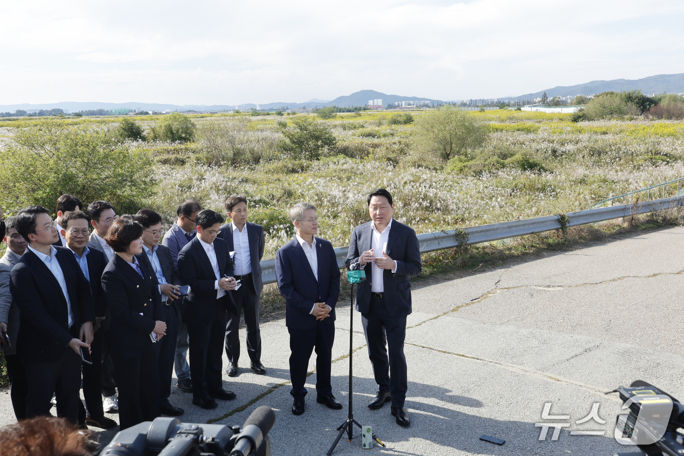 (광주=뉴스1) 김태성 기자 = 최태원 SK 그룹 회장과 민형배 전남광주통합특별시장이 9일 광주 군공항 탄약고 이전 예정지를 찾아 호남권 반도체 산단 조성 예정 부지를 살펴본 후 …