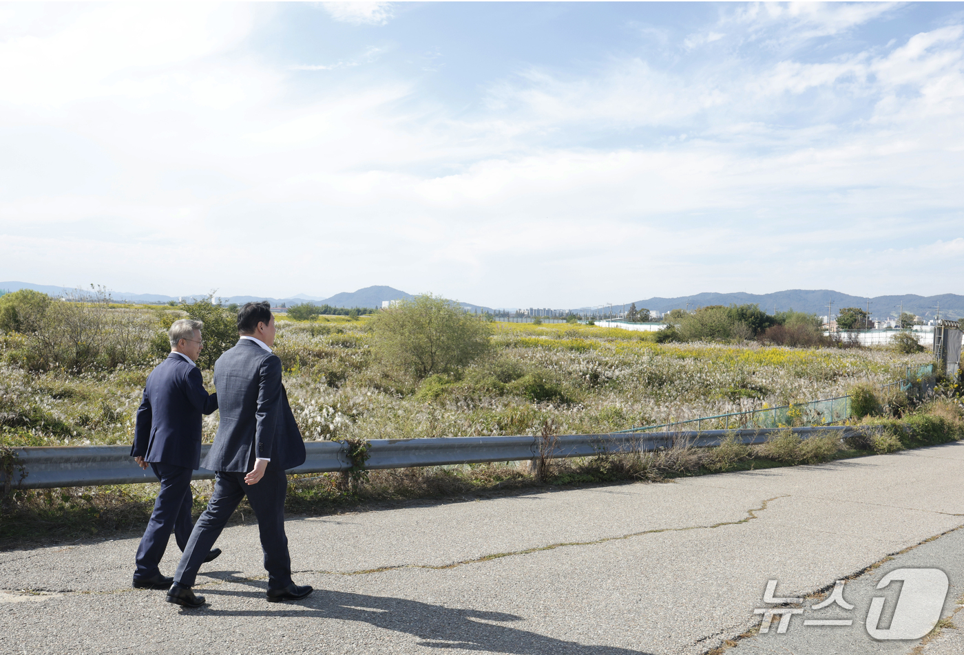 (광주=뉴스1) 김태성 기자 = 최태원 SK 그룹 회장과 민형배 전남광주통합특별시장이 9일 광주 군공항 탄약고 이전 예정지를 찾아 호남권 반도체 산단 조성 예정 부지를 살펴보고 있 …