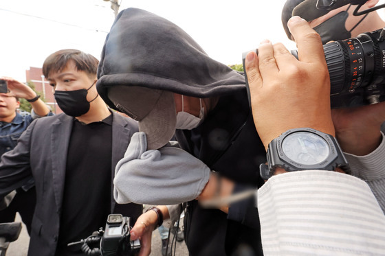 취재진 질문에 묵묵부답, 나주 부부 살인 피의자