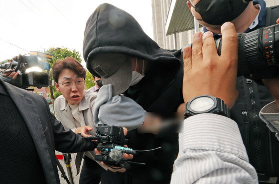 묵묵부답 호송차 타는 나주 부부 살인 피의자