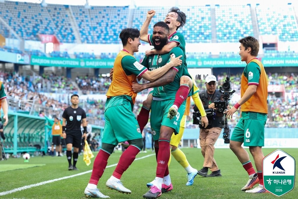 본문 이미지 -  역전골을 터뜨린 디오고(가운데)(한국프로축구연맹 제공)