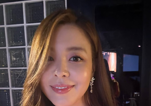김규리 카페 앞 '거꾸로 태극기' 게양 논란…"허위사실 명예훼손은 처벌 대상"