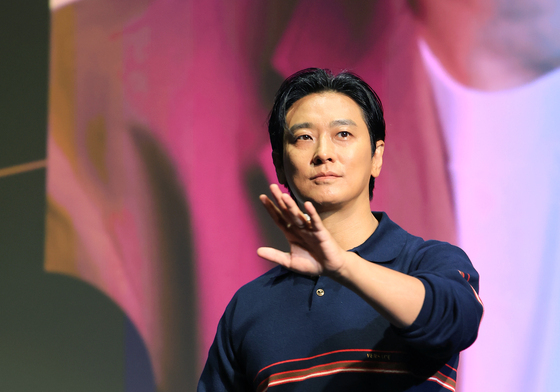 주지훈, AI 손인사