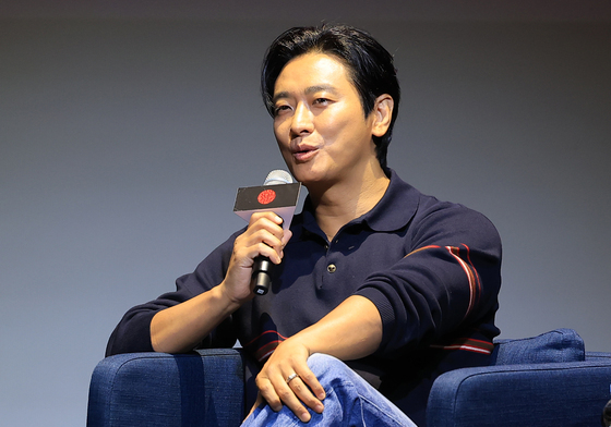 주지훈, 왼손 두번째 손가락 반지 반짝반짝