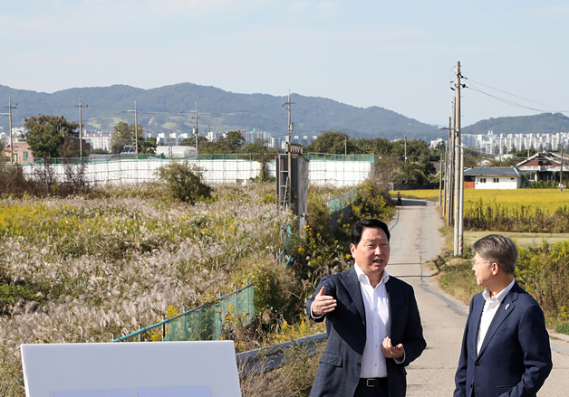 최태원 "반도체 수요 급증…용인·광주 공장 병행 건설할 수도"