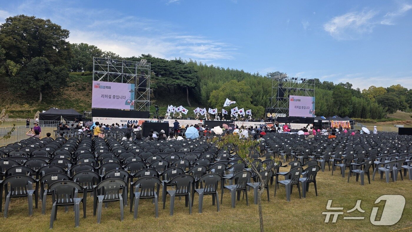본문 이미지 - 9일 제23회 서산해미읍성축제 개막식을 앞두고 기존 서문 쪽에서 동문 쪽으로 자리를 옮긴 메인 무대에서 출연진과 관계자들이 공연을 준비하고 있다.ⓒ 뉴스1 김태완 기자