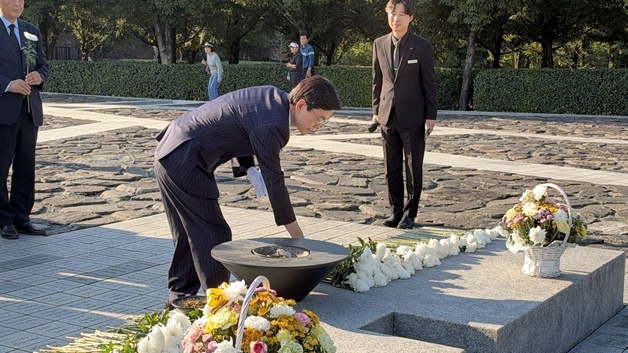 野조경태, 노무현 전 대통령 묘소 참배…"협치 앞서는 정치 만들겠다"