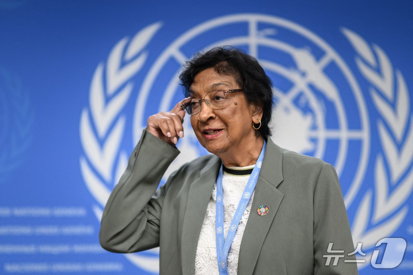 본문 이미지 - 남아프리카공화국 법조인 나비 필라이(Navi Pillay) 전 유엔 인권최고대표가 2026년 노벨 평화상을 수상했다. 사진은 필라이 전 유엔 인권최고대표가 지난 2025년 6월 18일 스위스 제네바에서 열린 기자회견에 참석하기 위해 도착하고 있다. 2026.10.9 ⓒ AFP=뉴스1