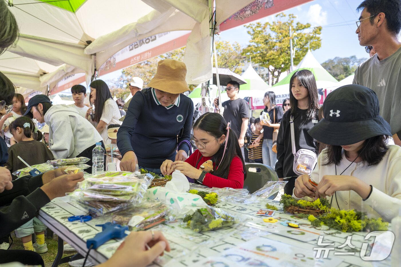 본문 이미지 -  제34회 남원흥부제 첫째 날인 9일 남원시 요천변에서 진행된 과학축전에서 아이들이 각종 체험을 즐기고 있다.(남원시 제공. 재판매 및 DB 금지)/뉴스1