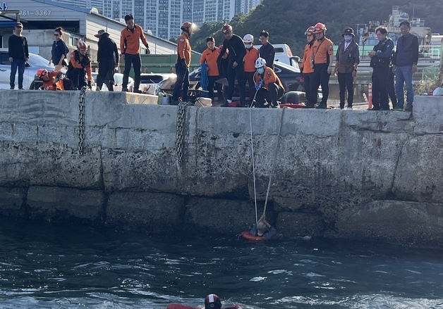 부산 영도서 70대 낚시객 바다 추락…구조대원 입수해 구조