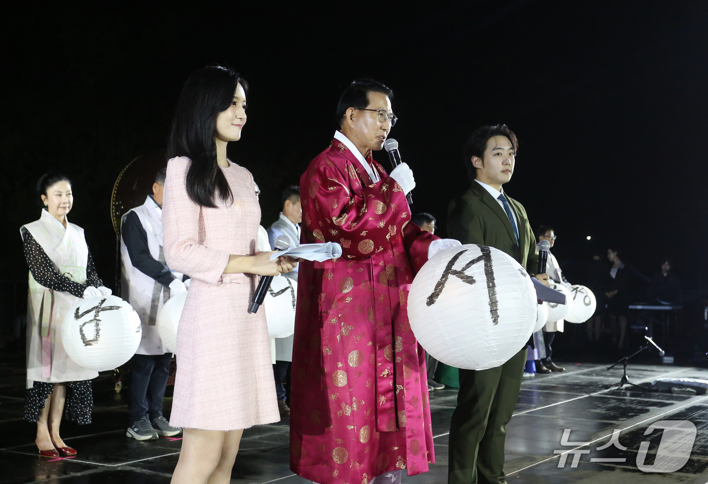 (서산=뉴스1) 김기태 기자 = 이완섭 서산시장이 9일 충남 서산 해미읍성 일원에서 열린 제23회 서산해미읍성축제 개막 퍼포먼스에 앞서 발언하고 있다.(서산시 제공. 재판매 및 D …