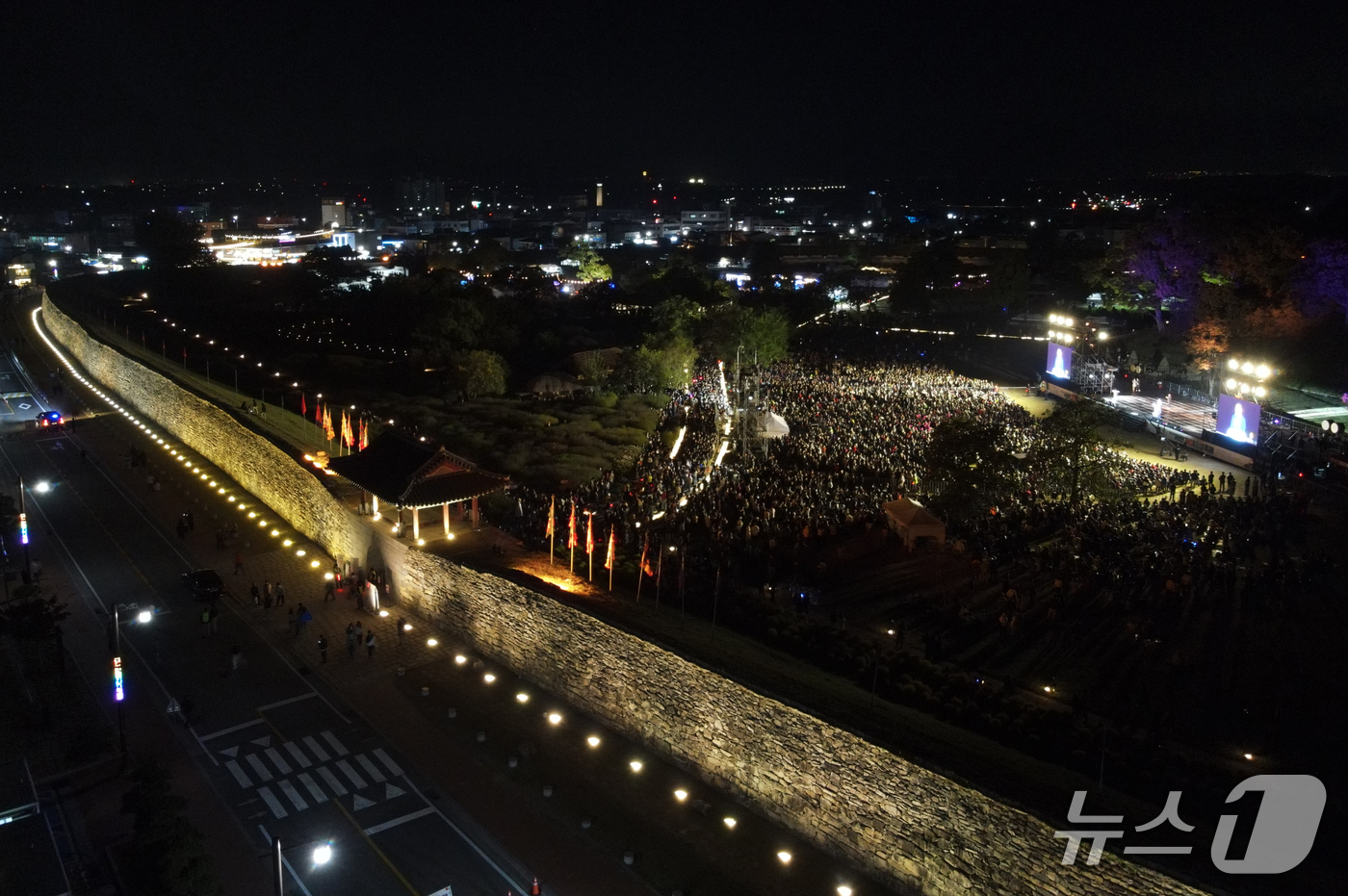 (서산=뉴스1) 김기태 기자 = 9일 충남 서산 해미읍성 일원에서 열린 제23회 서산해미읍성축제에서 개막 축하공연이 펼쳐지고 있다.(서산시 제공. 재판매 및 DB 금지)2026.1 …