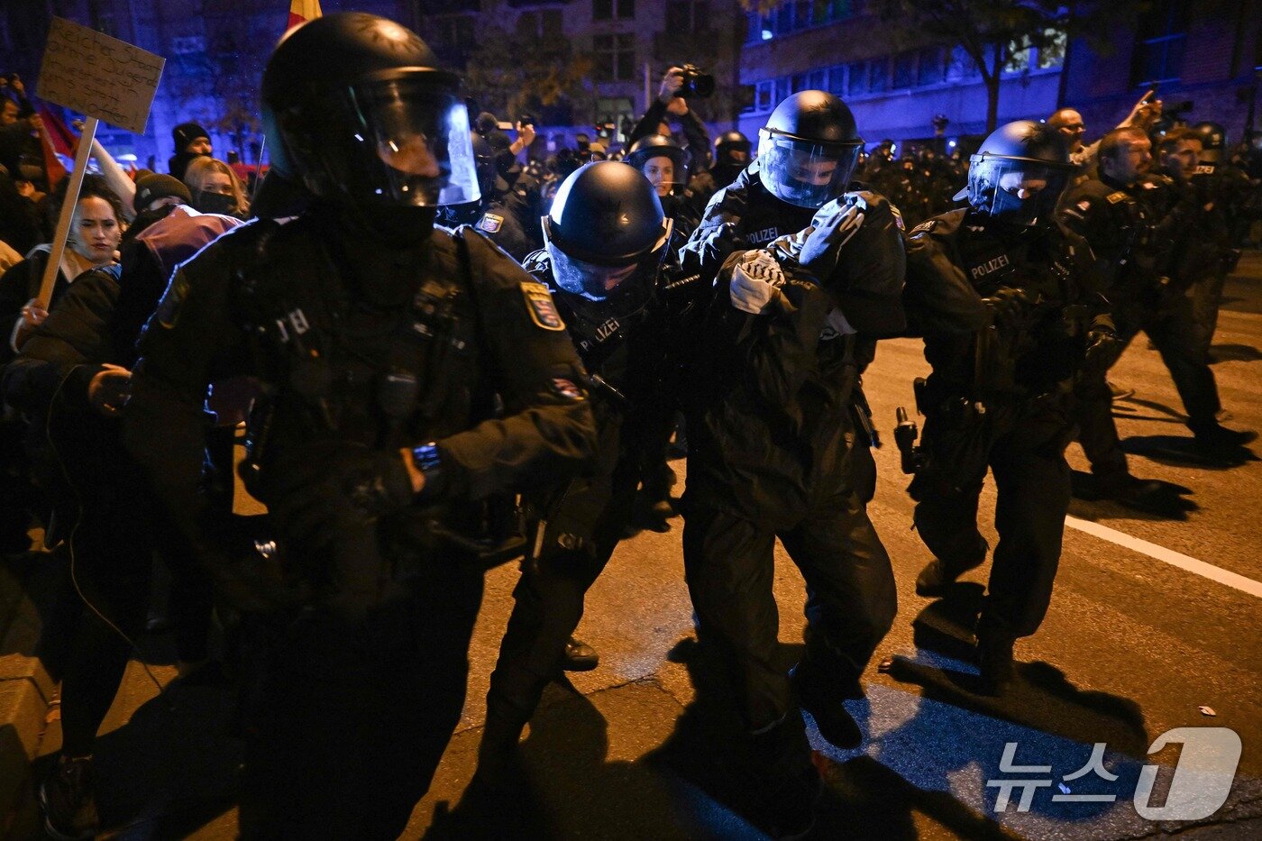 본문 이미지 - 독일 프랑크푸르트 시위 현장. 2026.10.31 ⓒ AFP=뉴스1