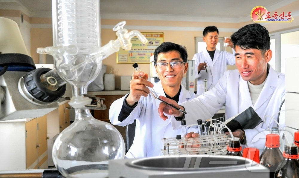 (평양 노동신문=뉴스1) = 북한 노동당 기관지 노동신문은 1일 농업과학원 농업화학연구소에서 개발한 종자피복제 '풍년모1', 지효성살초제 '지효1' 등을 조명하며 "우리 농업의 밝 …