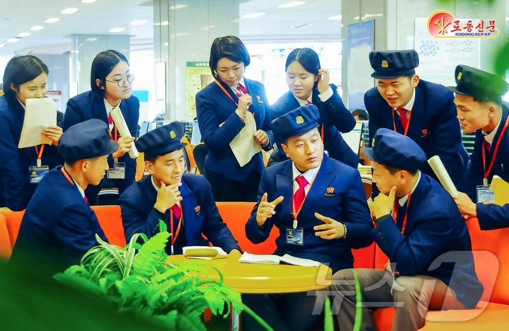 (평양 노동신문=뉴스1) = 북한 노동당 기관지 노동신문은 1일 지난해 리계순사리원사범대학을 졸업하고 산골에 있는 신계군 가무고급중학교으로 자원한 한 교원을 조명하며 "새 세대 청 …