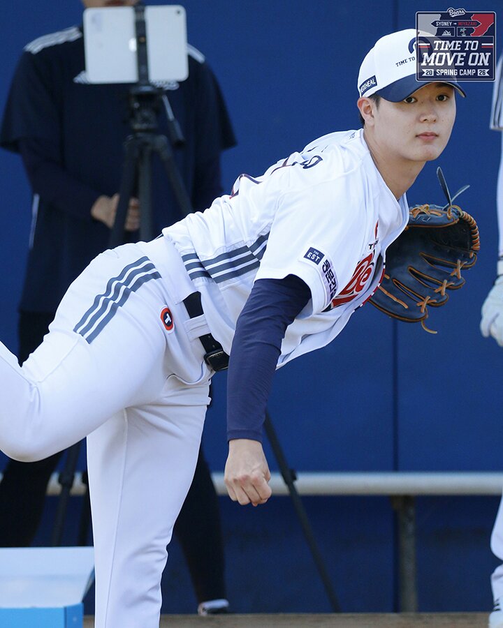 본문 이미지 - 두산 신인투수 서준오가 스프링캠프에서 불펜피칭을 하고 있다.(두산 베어스 제공)