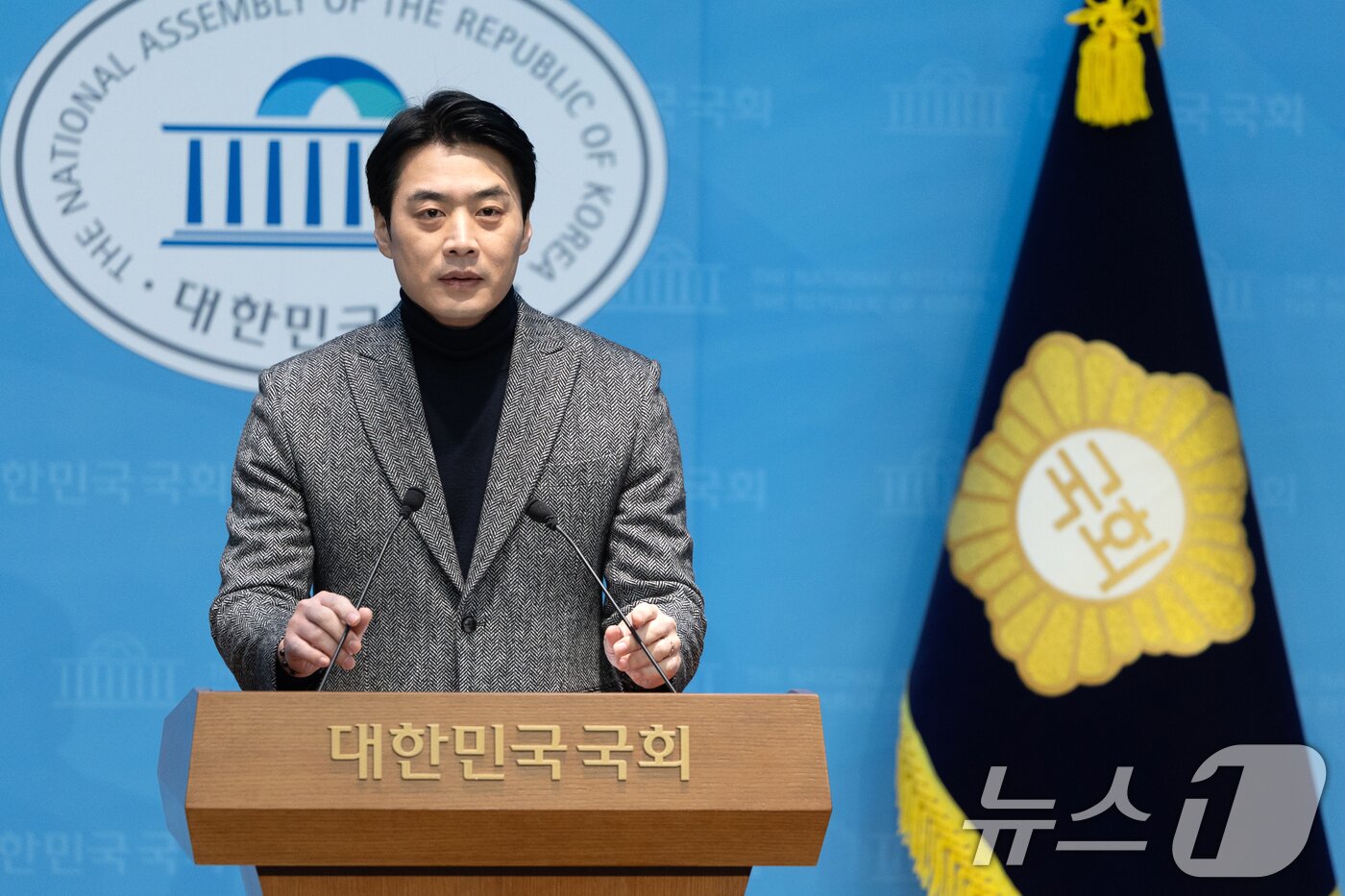 본문 이미지 - 한준호 더불어민주당 의원이 1일 서울 여의도 국회 소통관에서 조국혁신당과의 합당 제안을 멈춰달라는 기자회견을 하고 있다. 2026.2.1/뉴스1 ⓒ News1 이승배 기자