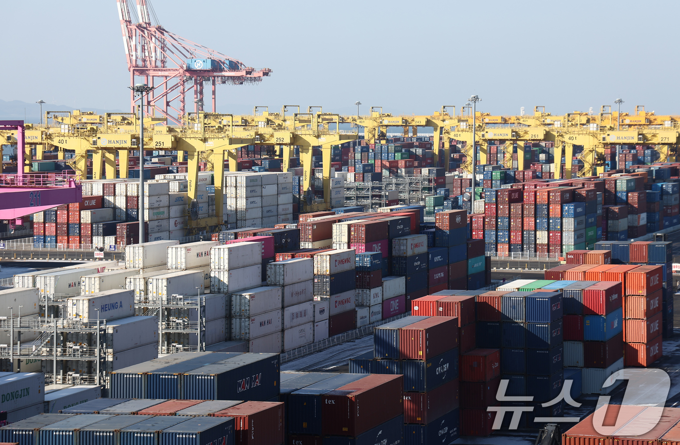 (인천=뉴스1) 김민지 기자 = 새해 첫 달 우리나라 수출액이 반도체 호황에 힘입어 30% 넘게 증가하며 8개월 연속 전년 대비 증가세를 이어갔다.1일 산업통상자원부가 발표한 '2 …