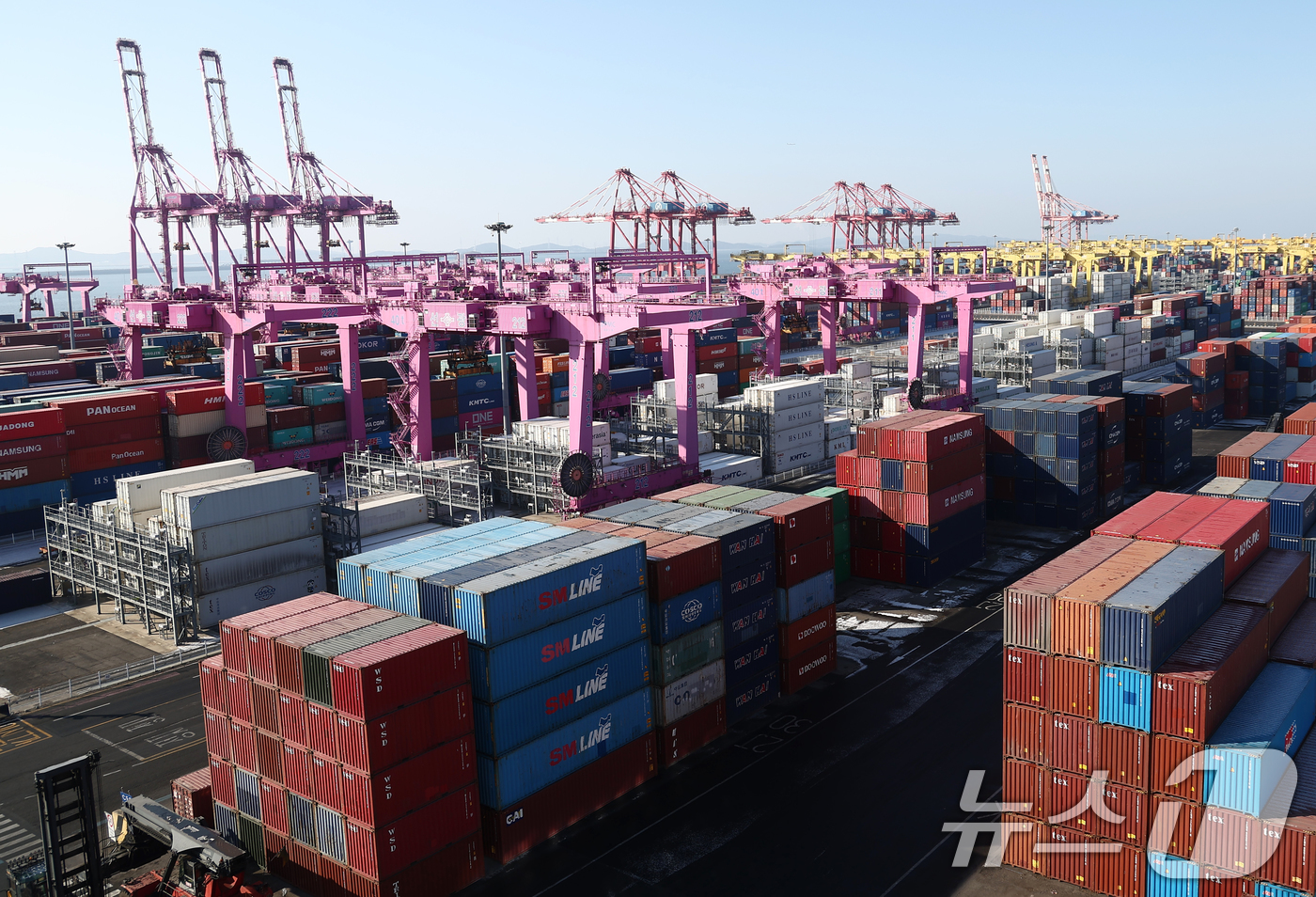 (인천=뉴스1) 김민지 기자 = 새해 첫 달 우리나라 수출액이 반도체 호황에 힘입어 30% 넘게 증가하며 8개월 연속 전년 대비 증가세를 이어갔다.1일 산업통상자원부가 발표한 '2 …