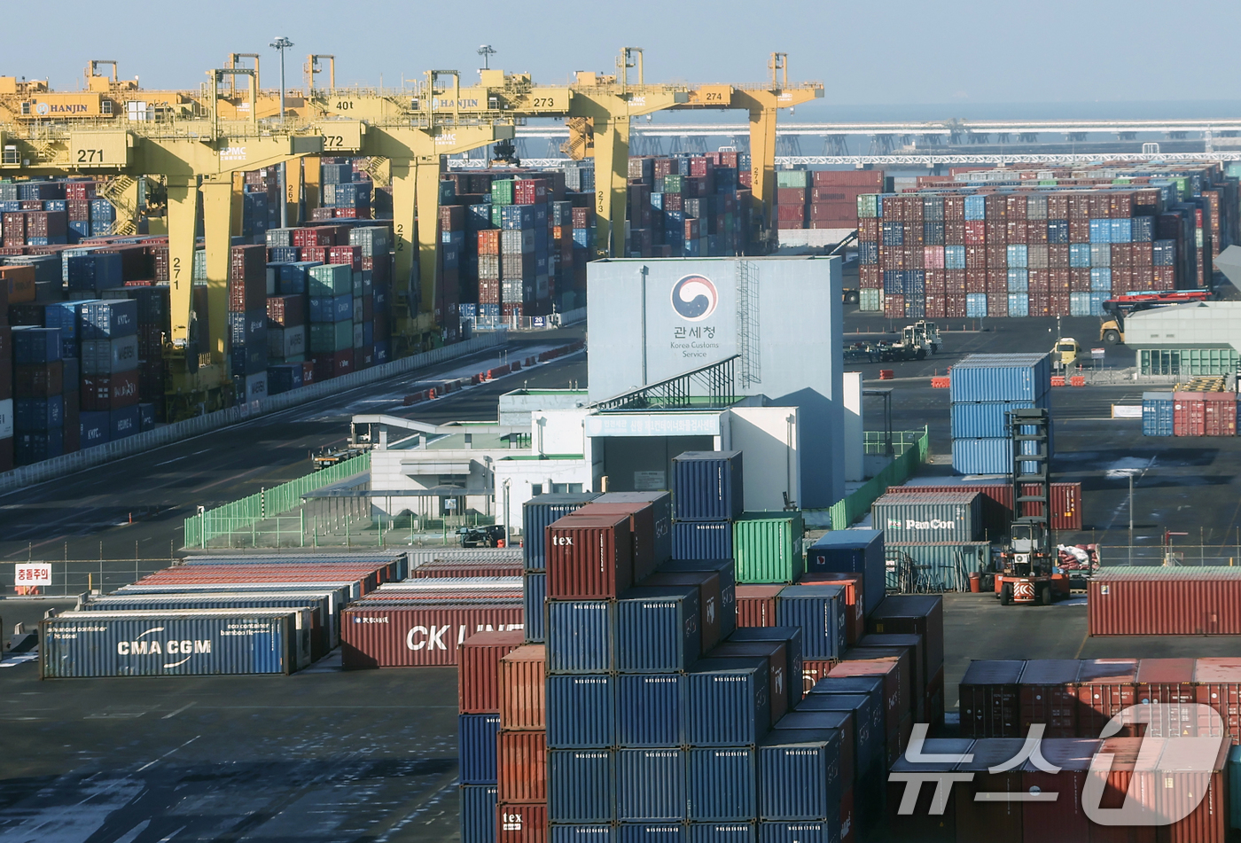 (인천=뉴스1) 김민지 기자 = 새해 첫 달 우리나라 수출액이 반도체 호황에 힘입어 30% 넘게 증가하며 8개월 연속 전년 대비 증가세를 이어갔다.1일 산업통상자원부가 발표한 '2 …