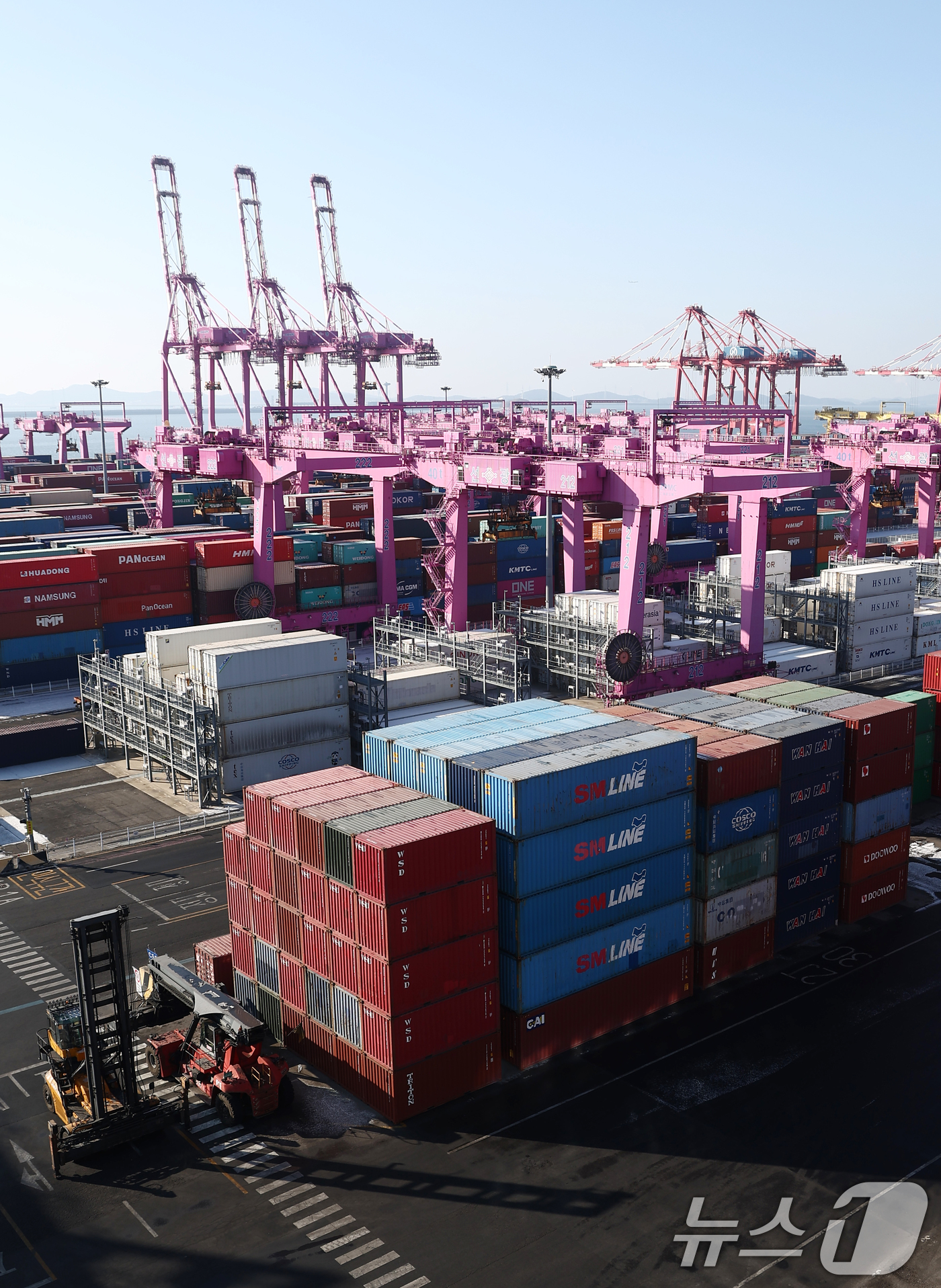 (인천=뉴스1) 김민지 기자 = 새해 첫 달 우리나라 수출액이 반도체 호황에 힘입어 30% 넘게 증가하며 8개월 연속 전년 대비 증가세를 이어갔다.1일 산업통상자원부가 발표한 '2 …