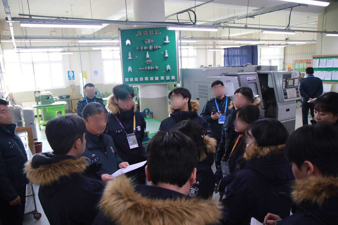 본문 이미지 -  29일 경기 화성직업훈련교도소 내 컴퓨터 응용 선반 기능사 과정 수업 과정을 둘러보는 기자들의 모습. (법무부 제공)
