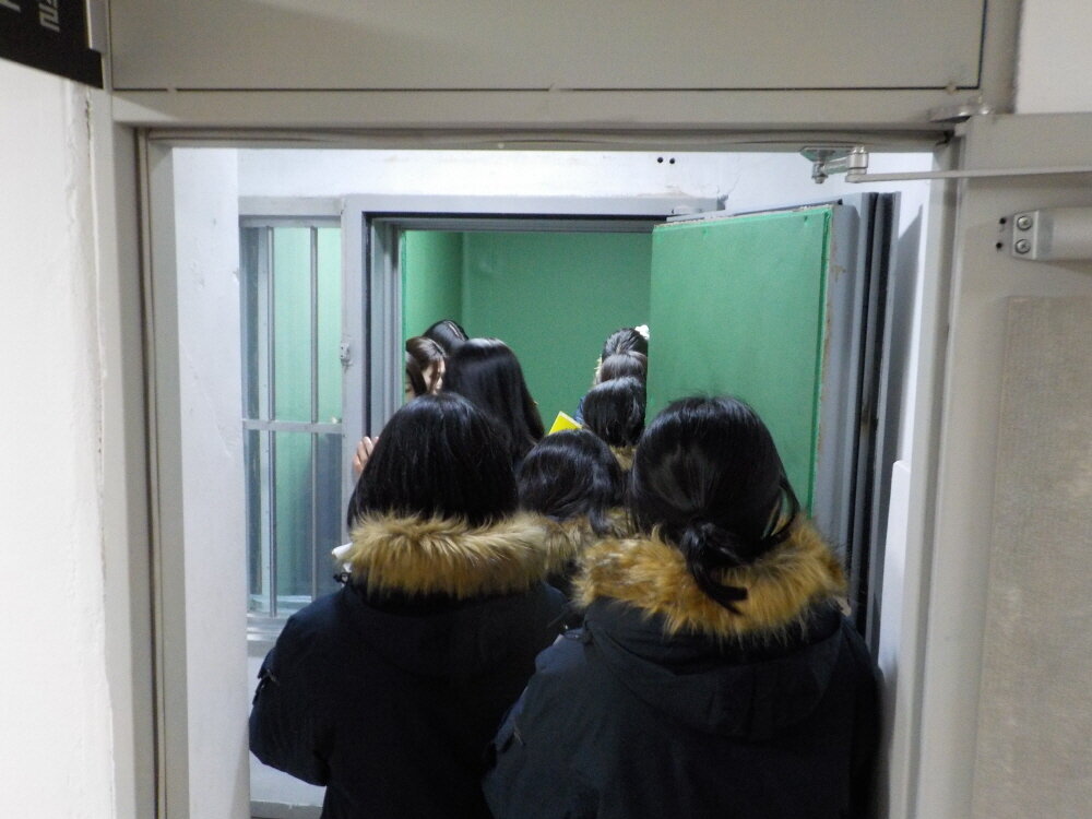 본문 이미지 -  29일 경기 화성직업훈련교도소 내  보호실과 진정실을 둘러보는 기자들의 모습.(법무부 제공) 