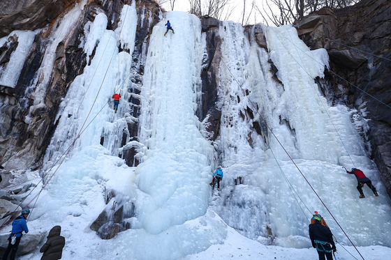 [뉴스1 PICK]'빙벽 타기 좋은날' 겨울 스포츠의 꽃 빙벽타기