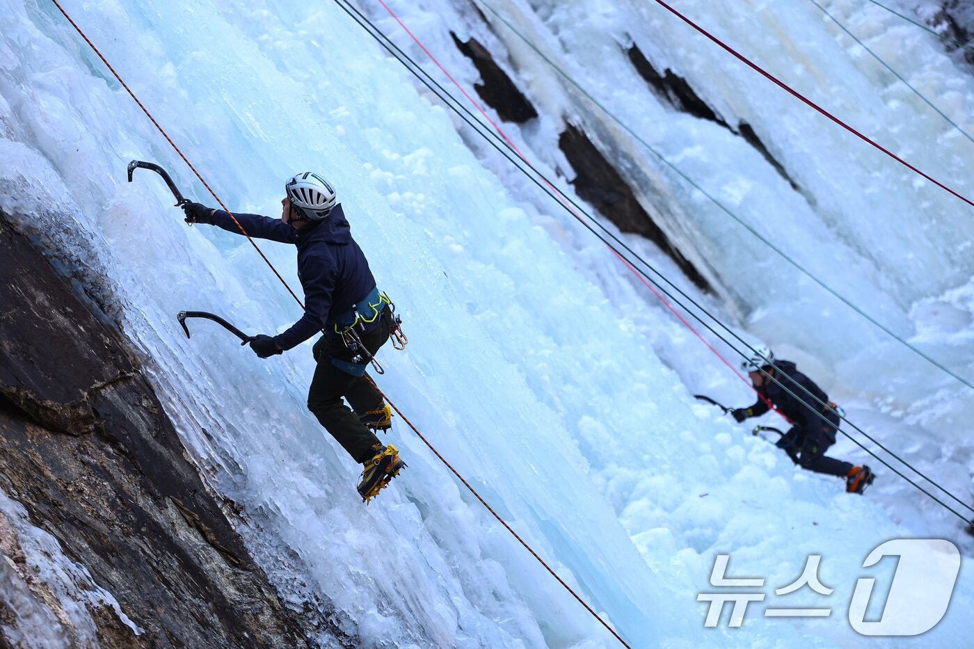 본문 이미지 - 1일 경기 양주시 가래비 빙벽을 찾은 등반 동호인들이 빙벽을 오르고 있다. 2026.2.1/뉴스1 ⓒ News1 김도우 기자