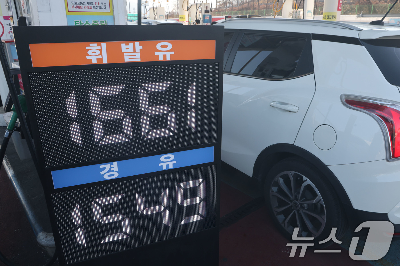 (서울=뉴스1) 이광호 기자 = 국내 주유소 휘발유와 경유 주간 평균 가격이 8주 연속 하락세를 이어가고 있는 1일 서울 서초구의 한 주유소에 휘발유와 경유 가격이 표시돼 있다.한 …