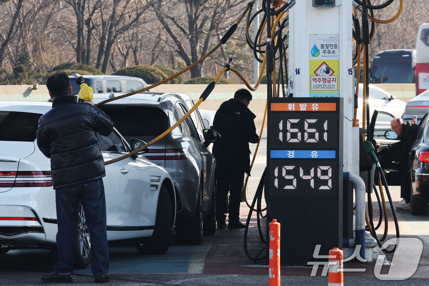 (서울=뉴스1) 이광호 기자 = 국내 주유소 휘발유와 경유 주간 평균 가격이 8주 연속 하락세를 이어가고 있는 1일 서울 서초구의 한 주유소에 휘발유와 경유 가격이 표시돼 있다.한 …