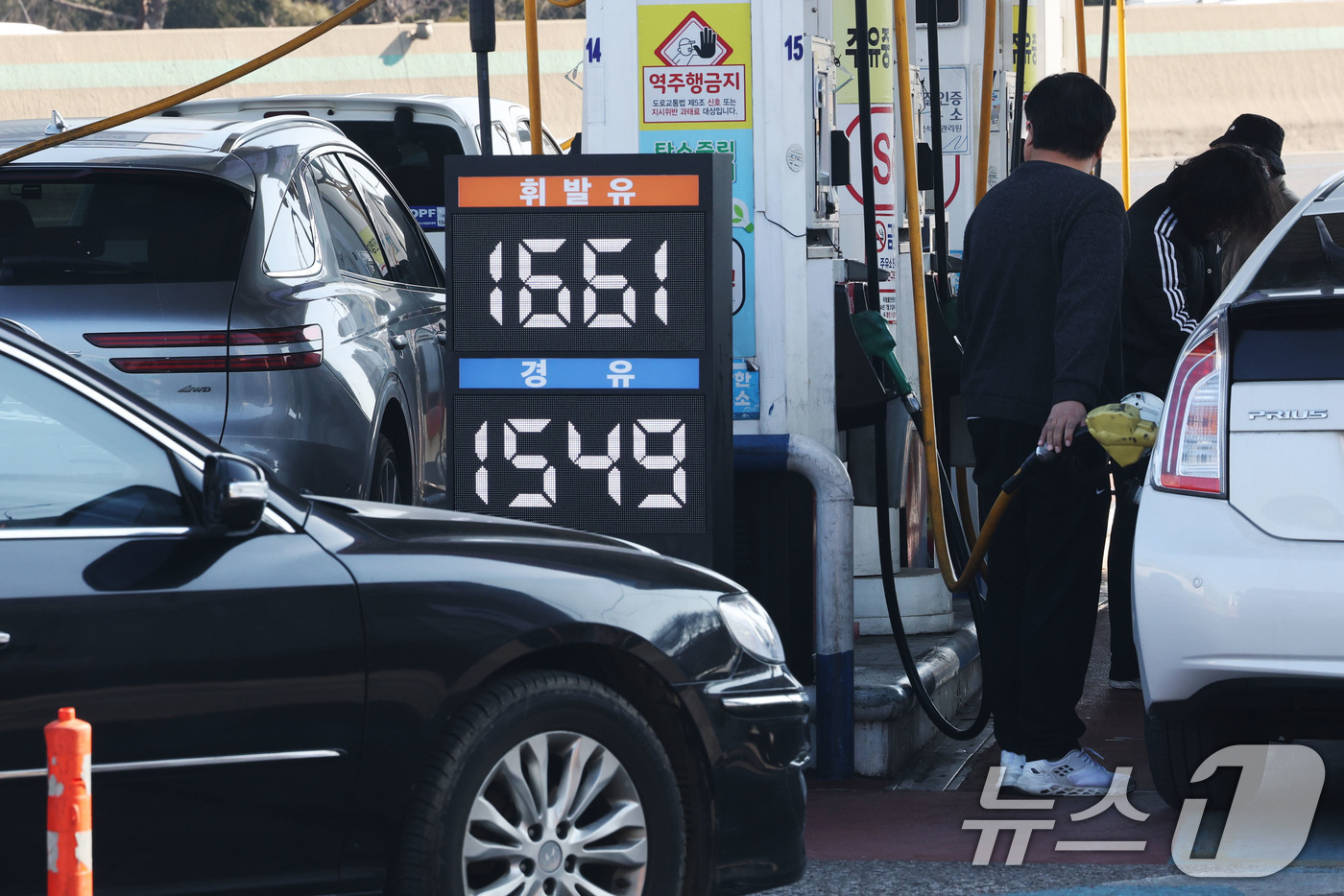 (서울=뉴스1) 이광호 기자 = 국내 주유소 휘발유와 경유 주간 평균 가격이 8주 연속 하락세를 이어가고 있는 1일 서울 서초구의 한 주유소에 휘발유와 경유 가격이 표시돼 있다.한 …