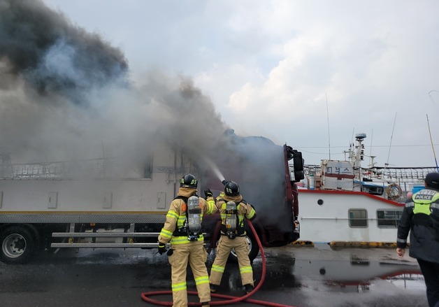 제주항서 5톤 활어차 화재…인명피해 없어