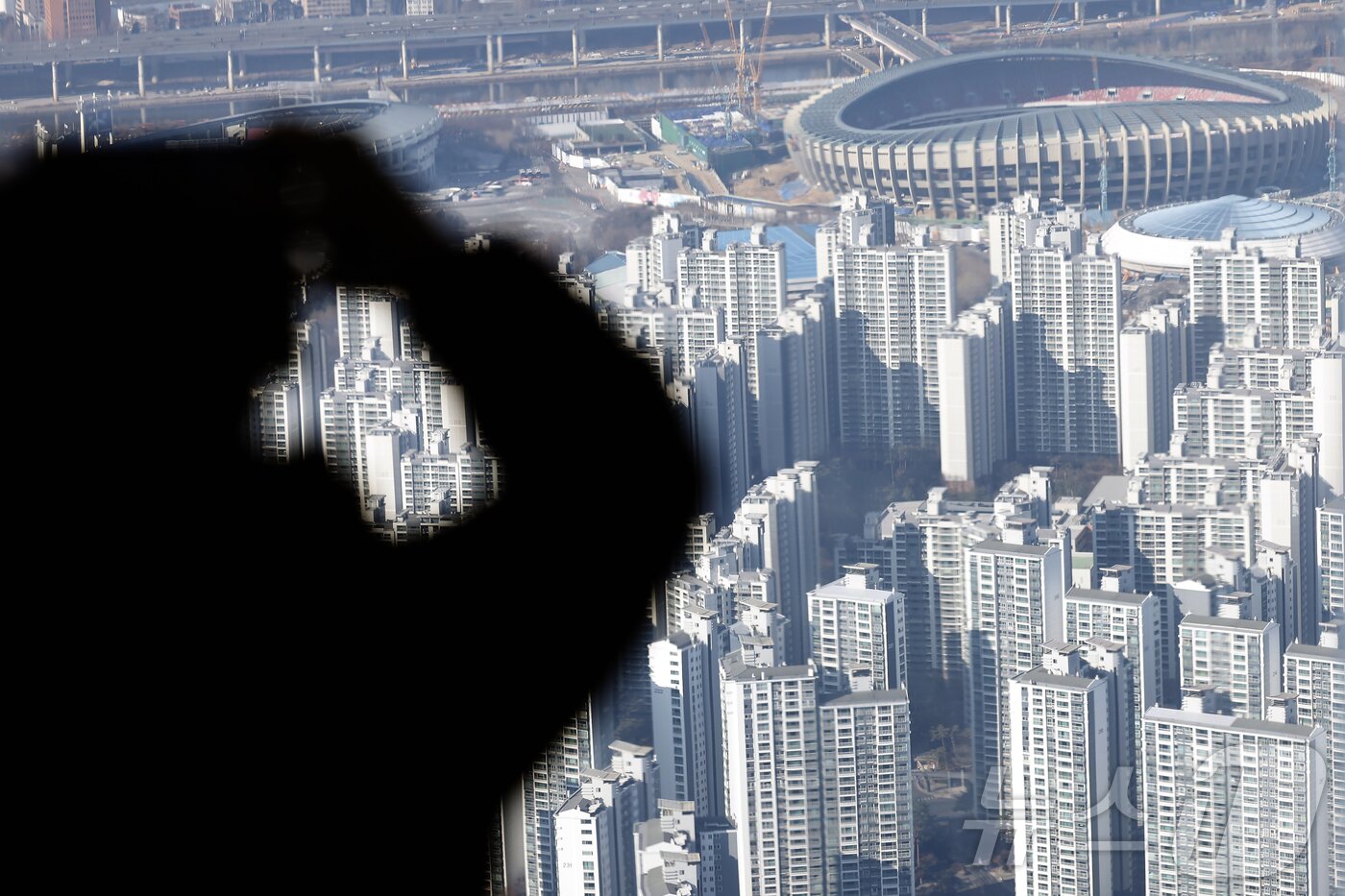 본문 이미지 - 서울시 송파구 올림픽로 롯데 월드 타워 서울스카이 전망대에서 아파트 등 주택 단지가 보이고 있다. /뉴스1 ⓒ News1 박정호 기자