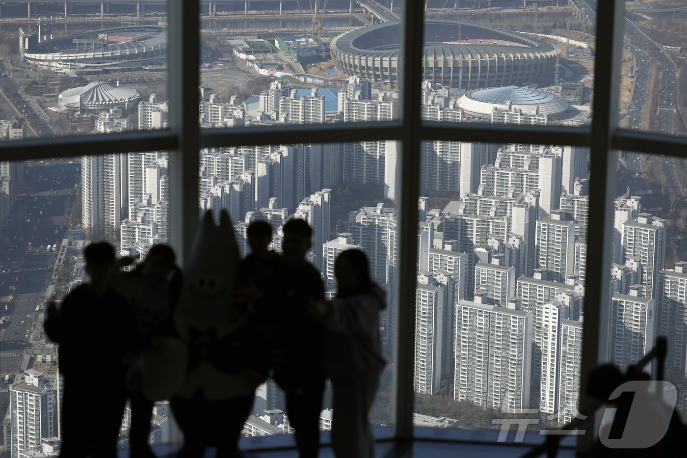 본문 이미지 - 1일 서울시 송파구 올림픽로 롯데 월드 타워 서울스카이 전망대에서 아파트 등 주택 단지가 보이고 있다. 2026.2.1/뉴스1 ⓒ News1 박정호 기자