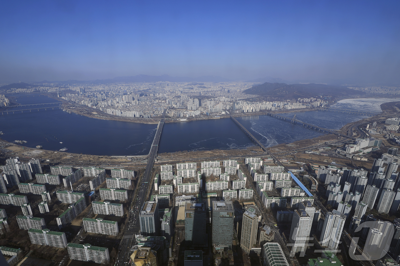 (서울=뉴스1) 박정호 기자 = 이재명 대통령이 "부동산 정상화는 5000피(코스피 5000), 계곡 정비보다 훨씬 쉽고 더 중요한 일"이라며 "이번이 마지막 기회였음을 곧 알게 …