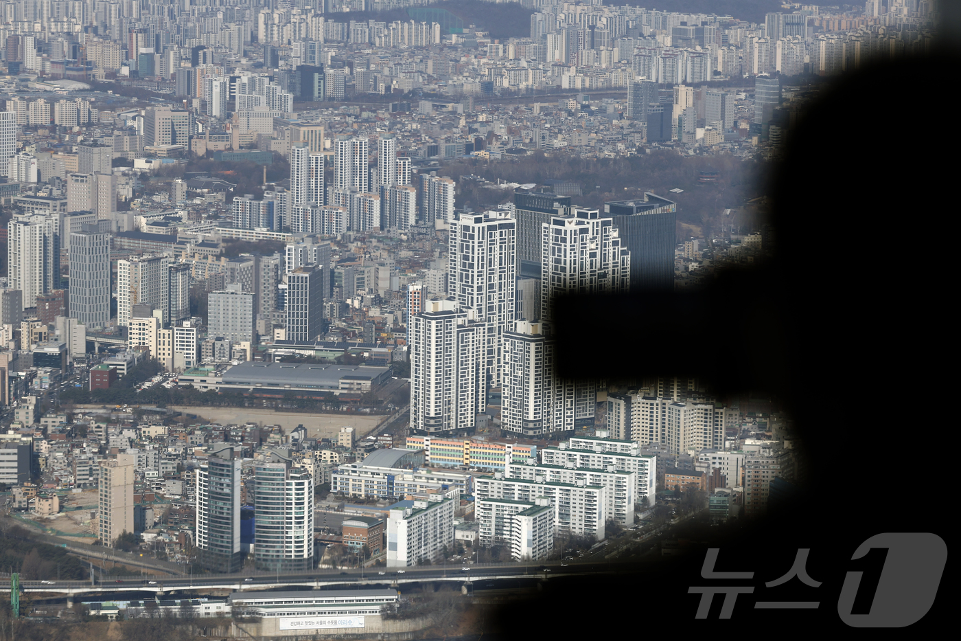 (서울=뉴스1) 박정호 기자 = 이재명 대통령이 "부동산 정상화는 5000피(코스피 5000), 계곡 정비보다 훨씬 쉽고 더 중요한 일"이라며 "이번이 마지막 기회였음을 곧 알게 …