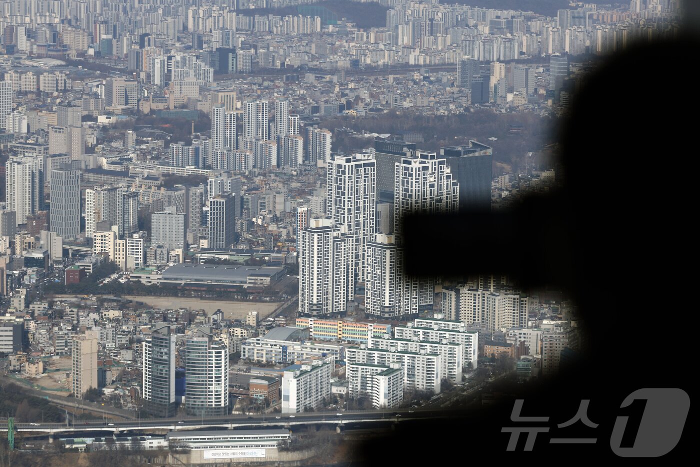 본문 이미지 - 이재명 대통령이 "부동산 정상화는 5000피(코스피 5000), 계곡 정비보다 훨씬 쉽고 더 중요한 일＂이라며 ＂이번이 마지막 기회였음을 곧 알게 될 것＂이라고 밝힌 다음 날인 1일 서울시 송파구 올림픽로 롯데 월드 타워 서울스카이 전망대에서 아파트 등 주택 단지가 보이고 있다. 2026.2.1/뉴스1 ⓒ News1 박정호 기자