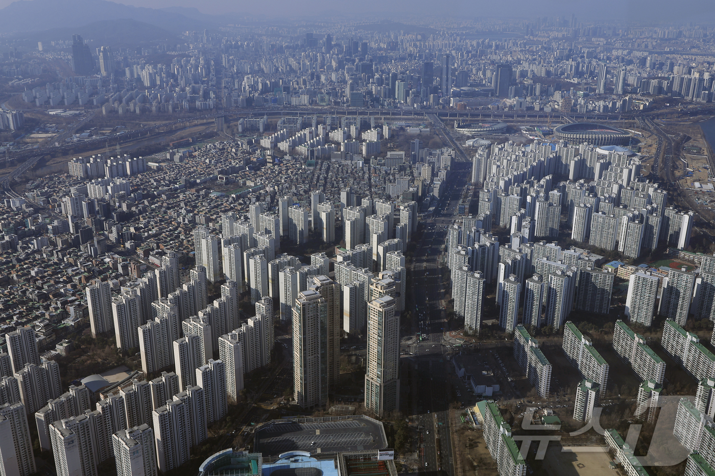 (서울=뉴스1) 박정호 기자 = 이재명 대통령이 "부동산 정상화는 5000피(코스피 5000), 계곡 정비보다 훨씬 쉽고 더 중요한 일"이라며 "이번이 마지막 기회였음을 곧 알게 …