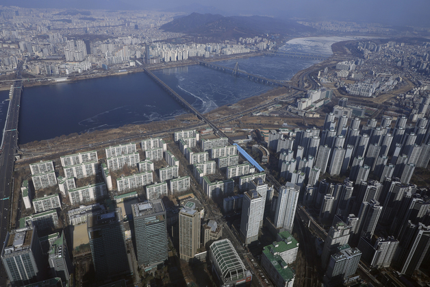 李대통령 "집값 안정, 무슨 수를 써서라도 성공시킬 것"