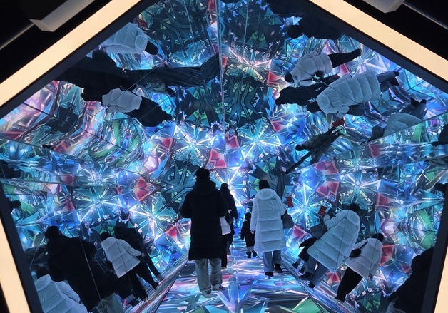 "와~!"…완산벙커더스페이스, 한파 속 가족 단위 관람객 '북적'