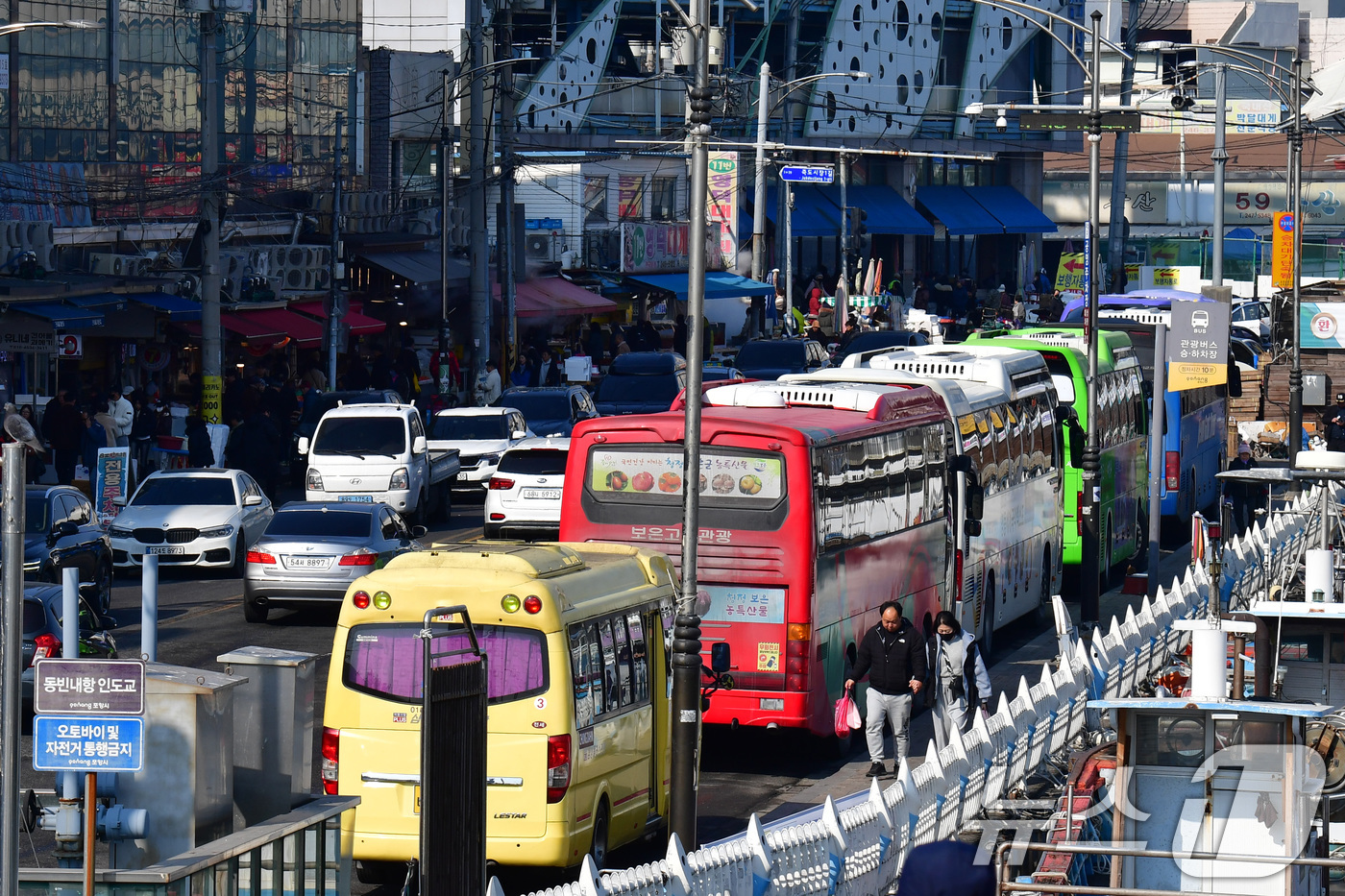 (포항=뉴스1) 최창호 기자 = 1일 경북 포항시 북구 죽도어시장 주차장에 관광객들이 타고 온 버스들이 줄지어 서있다.  2026.2.1/뉴스1