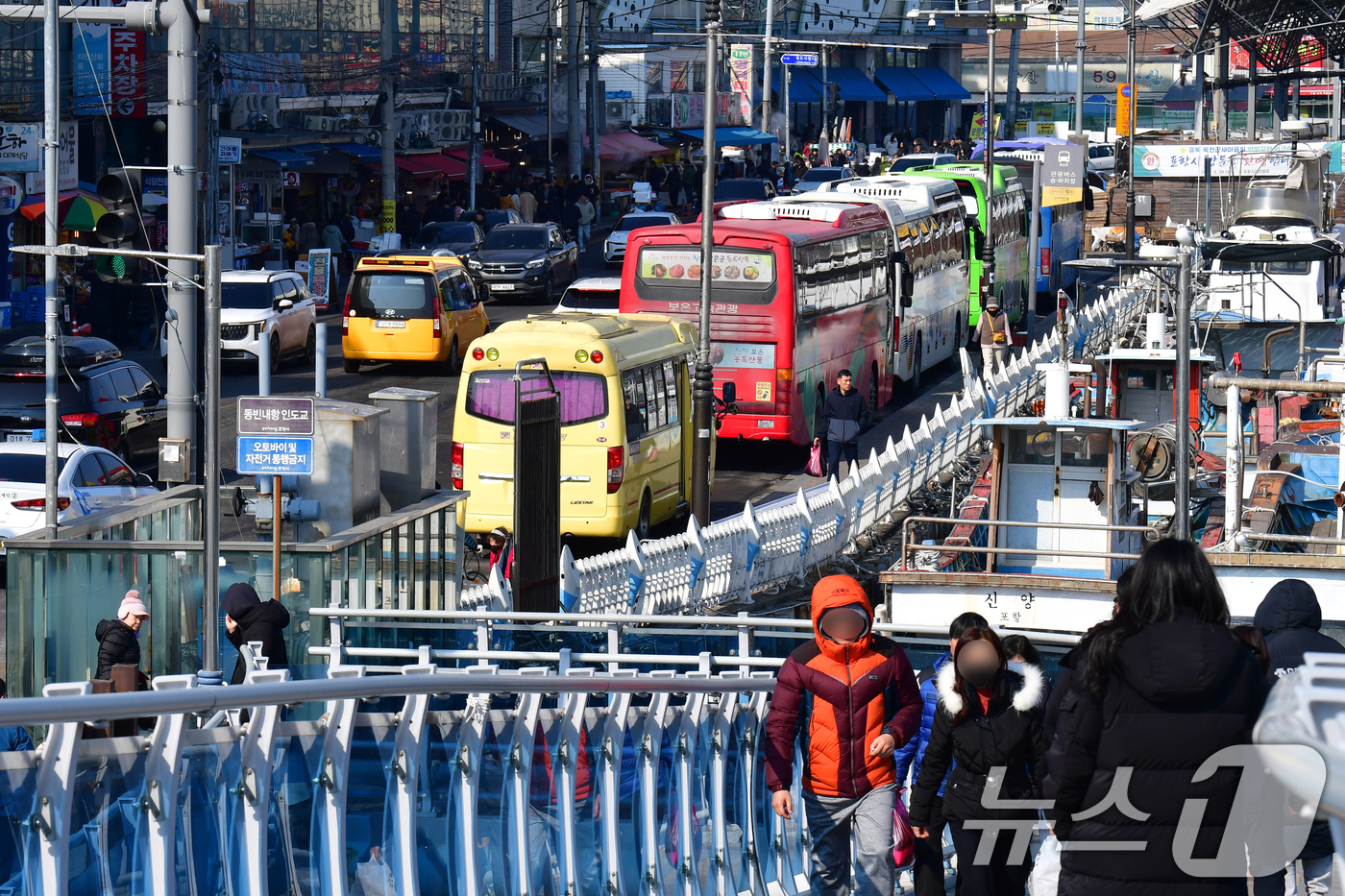 (포항=뉴스1) 최창호 기자 = 1일 경북 포항시 북구 죽도어시장 주차장에 관광객들이 타고 온 버스들이 줄지어 서있다. 2026.2.1/뉴스1