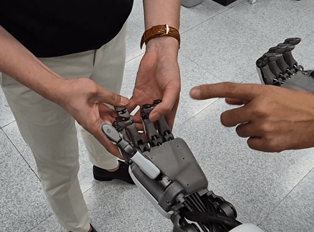 본문 이미지 - 기자가 위로보틱스의 범용 휴머노이드 로봇 '알렉스'의 역구동성을 체험하고 있다./뉴스1