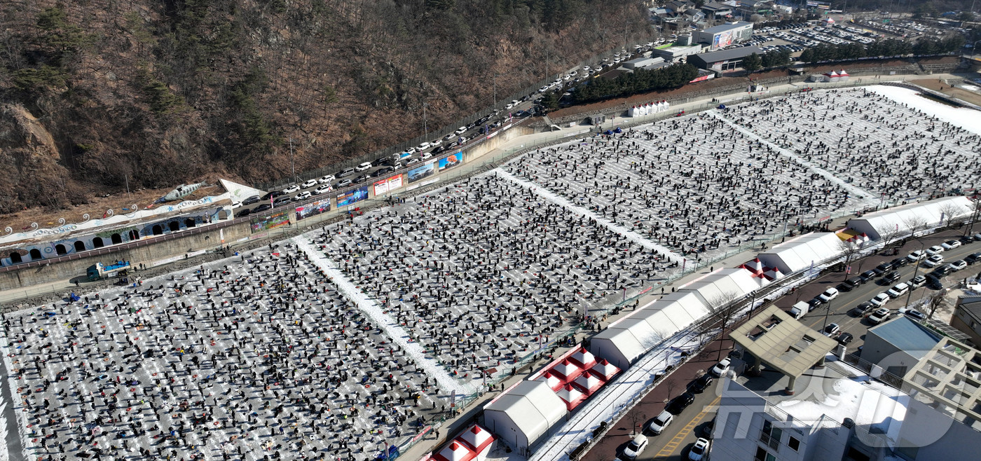 (화천=뉴스1) 윤왕근 기자 = 2026 화천산천어축제 폐막일인 1일, 오전부터 축제장을 찾은 수많은 관광객들이 얼음낚시터를 가득 메우고 있다.(화천군 제공, 재판매 및 DB 금지 …